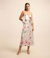 Vestido midi de breteles finos con estampado floral, escote en V y volado en el busto. Confeccionado en tejido satinado con escote degagê en la espalda.