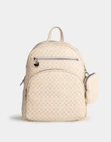 Mochila color crema con estampado geométrico de cuadros, confeccionada en cuerina. Tiene asa corta de mano, correas regulables, doble bolsillo frontal con cierre (uno con dije de corazón) y pouch lateral extraíble con cierre y dije de corazón.