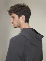 Campera tipo hoodie con cierre frontal, color gris oscuro.