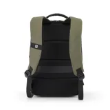 Mochila verde militar de poliéster reciclado, con capacidad para laptops de hasta 15,6 pulgadas. Cuenta con bolsillos frontales con cierre, cinturón para valija en la parte trasera y tela a prueba de agua.
