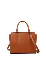 Cartera marrón de cuero sintético con doble asa corta y correa larga extraíble.