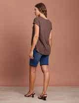 Remera azul de modal con cuello redondo y bordado floral en los hombros.