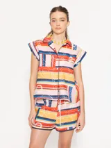 Camisa de lino liviano con estampado exclusivo JCH, de fit amplio, cuello camisero con solapa, mangas japonesas y botones esmaltados blancos.