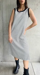 Vestido midi de rayas en blanco y negro, con corte cómodo y fresco, ideal para el verano.
