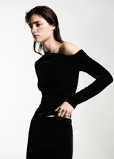 Top de terciopelo rojo con un solo hombro, manga larga y frunces laterales.