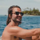 Lentes de sol con montura cuadrada de madera color marrón y lentes grises.