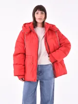 Campera puffer roja con capucha, cierre frontal con cremallera y bolsillos laterales con cierre.