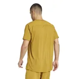Remera de hombre color mostaza, de corte clásico, cuello redondo y mangas cortas. Confeccionada en tejido Adisoft suave y elástico, con tecnología CLIMACOOL y aberturas laterales.