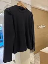 Remera negra de manga larga con detalle fruncido en los hombros, confeccionada en tejido morley de algodón.