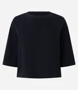 Remera cropped de algodón, color negro, con cuello redondo y mangas cortas.