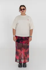 Remera color crema de corte holgado con estampado en la espalda de una copa de cóctel con cerezas y el número 888 en color rojo.