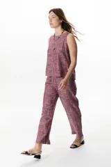 Pantalón de vestir color azul con textura, de corte recto y tiro alto.