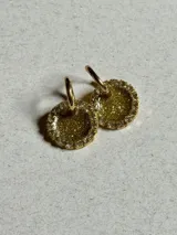 Aros colgantes dorados con dije circular de resina y strass.