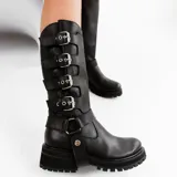 Bota alta de cuero vacuno color negro, con suela de goma artesanal, cierre interno YKK, hebillas ajustables y estribo desmontable.