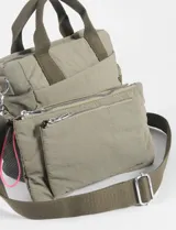 Bandolera color verde militar con correa ajustable y bolsillo removible con cierre.