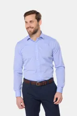 Camisa de vestir celeste con microestampado, de manga larga, confeccionada en tela importada 60% algodón y 40% poliéster.