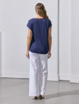 Remera azul de modal marca French Laundry, con cuello redondo y detalle de bordado floral en los hombros.