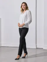 Blusa blanca de gasa marca Tahari, con escote en V, apliques de botones y detalle de punto smock en hombros y puños. Incluye musculosa a tono.