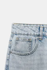 Pantalón de jean negro con efecto lavado, corte wide leg y tiro alto.