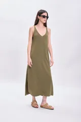 Vestido largo de punto color verde con escote en V y breteles finos.