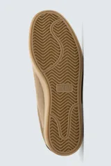 Zapatillas de cordones color marrón claro, con capellada de cuero serraje, puntera redonda y suela plana a tono.