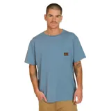 Remera azul de corte recto, manga corta y cuello redondo. Tiene un bolsillo en el pecho con etiqueta de la marca Volcom.