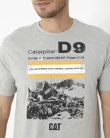 Remera gris de algodón con estampa frontal de un tractor Caterpillar D9 y texto en color negro y naranja.