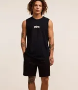 Bermuda de sarga lavada color verde claro, con lazo ajustable en la cintura, bolsillos laterales y un pequeño parche negro con logo en la pierna izquierda.