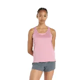 Musculosa deportiva New Balance Sport Essentials, color rosa, con espalda estilo nadador y logo reflectivo en el pecho.