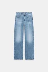 Pantalón de jean celeste de corte wide leg, tiro medio y largo hasta el tobillo.