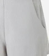 Bermuda deportiva femenina confeccionada en microfibra acanalada.