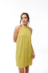 Vestido corto color verde oliva, con cuello halter y corte recto.