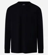 Remera de manga larga color blanco, confeccionada en algodón, con cuello redondo y puños ajustados.