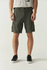 Bermuda cargo color verde militar con bolsillos laterales con cierre y logo metálico.
