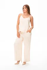 Pantalón de vestir color beige, de corte palazzo y tiro alto, con bolsillos laterales y pinzas frontales.