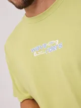 Remera marrón de hombre con estampado delantero y trasero.