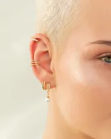 Aros trepadores dorados con incrustaciones de strass y aro colgante con perla.