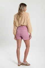 Short color rosa con cintura alta y lazo decorativo, con diseño clásico.