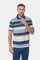 Remera polo de hombre a rayas horizontales en jersey de algodón. Con botones personalizados y logo bordado en el pecho.
