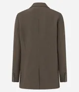 Blazer de mujer color marrón, de corte sastre alargado, con solapa ancha, cierre de doble botonadura y bolsillos tipo cuchillo.