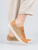 Zapatillas urbanas Hush Puppies modelo Merano, color tostado con detalles en tejido trenzado y suela blanca.