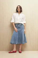 Falda midi de denim azul con corte evasé, cintura alta y bolsillos laterales.