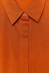 Camisa marrón de lino con cuello solapa y manga larga terminada en puño. Cierre frontal con botones.