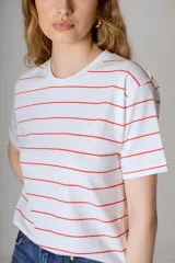 Remera blanca con rayas horizontales finas color rojo.