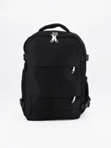 Mochila negra con múltiples compartimentos y correas ajustables.