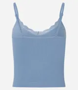 Blusa de pijama blanca de bretel fino con encaje en el escote y textura acanalada.