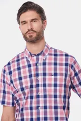 Camisa de manga corta con estampado a cuadros en tonos azul, rosa y blanco.