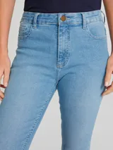 Pantalón de jean azul oscuro de corte ajustado y largo a la altura del tobillo.