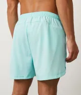Bermuda deportiva celeste con detalles de recortes laterales con estampado de puntos.