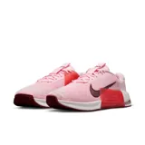 Championes de entrenamiento Nike Metcon 9 color rosa con detalles en rojo y suela blanca.